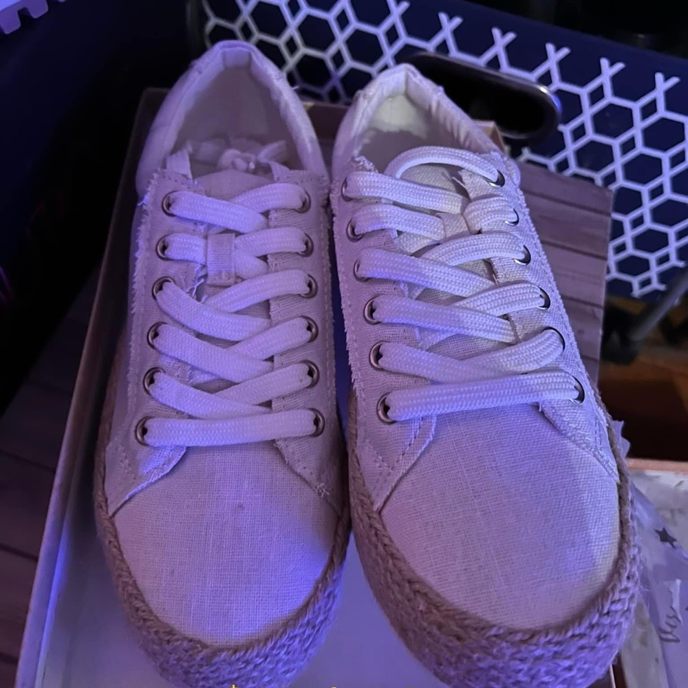 Shoes size 9